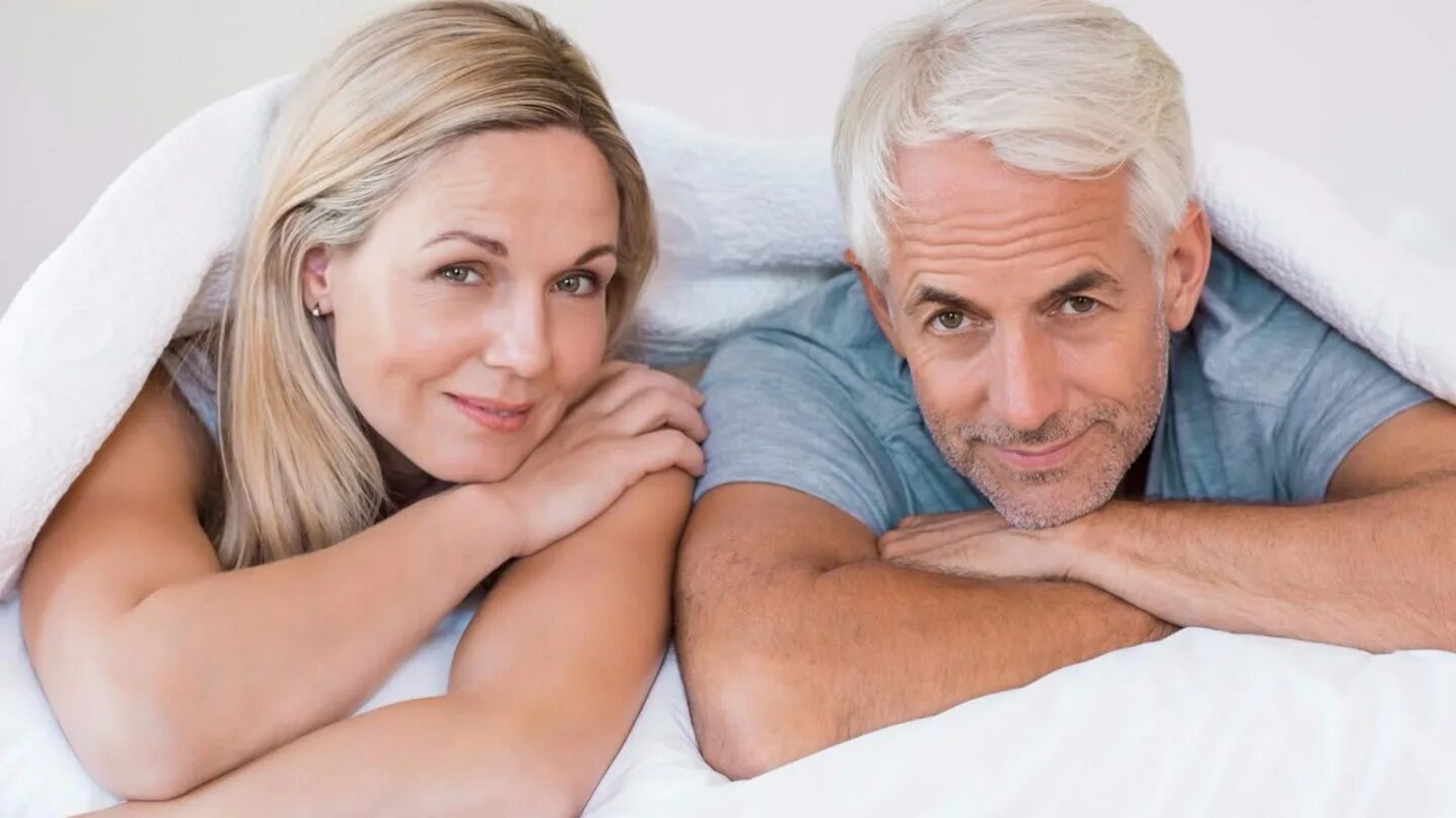 счастливая взрослая пара. пожилая пара пригласила молодого парня. страстные пожилые женщины. любовь в зрелом возрасте. влюбленные в возрасте.