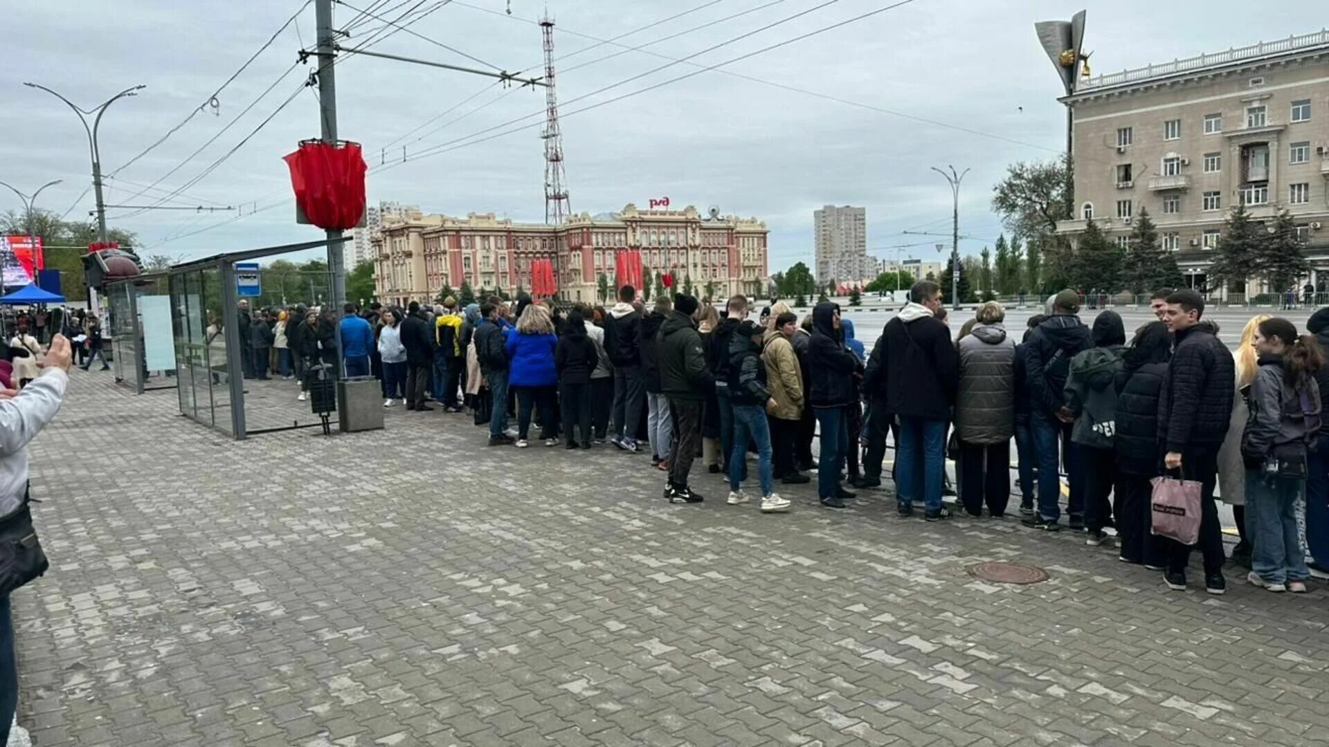 Очередь в полиции. Парад сегодняшний в Ростове.. Театральная площадь Ростов. Ростов парад 9 мая 2023. 9 мая ростов парад