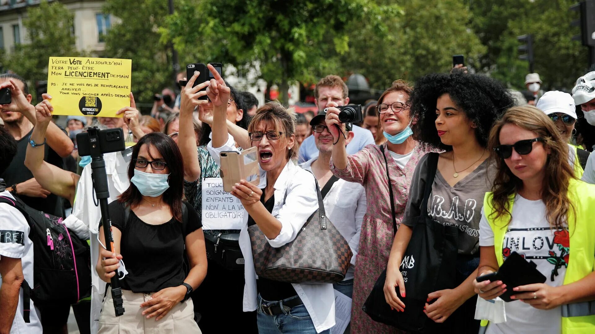 Если франция подвергнется нападению. Митинги во Франции. Протесты во Франции 2021. Французы митинг. Митинги в Париже.