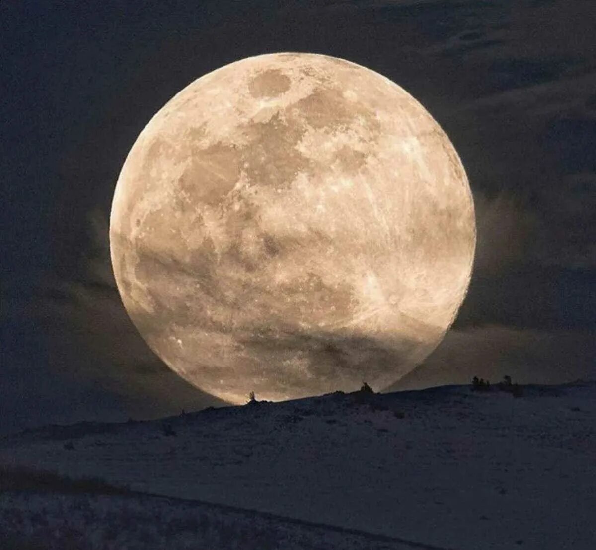 Луна сама света. Суперлуние 2022. Суперлуние в 2021. Гигантская Луна. Очень большая Луна.