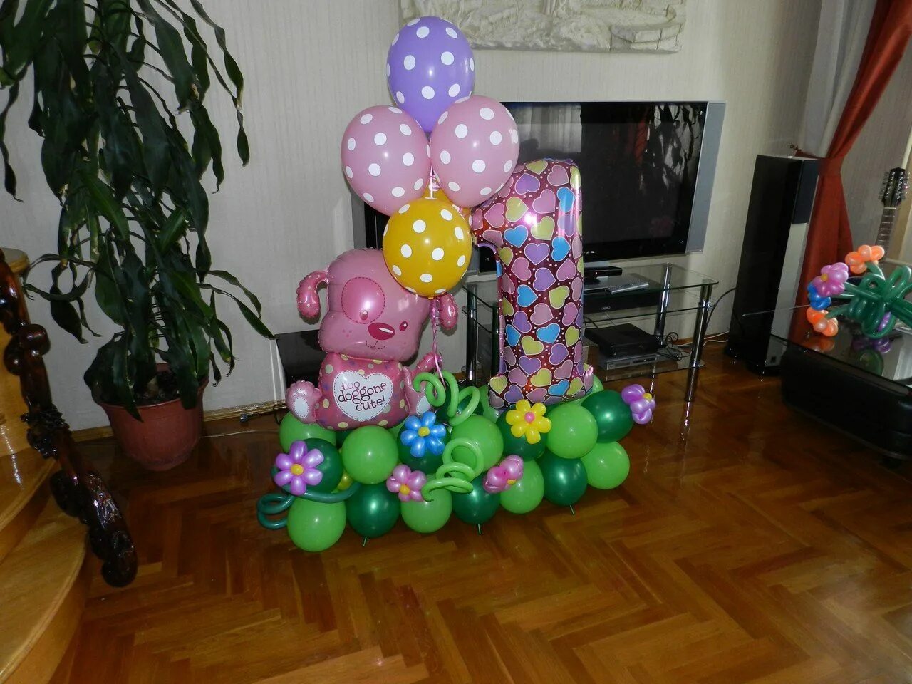 Годик из шаров. Украшение шарами на годик. Украшение воздушными шарами на годик. Шары с днем рождения. Композиция из шаров на день рождения.
