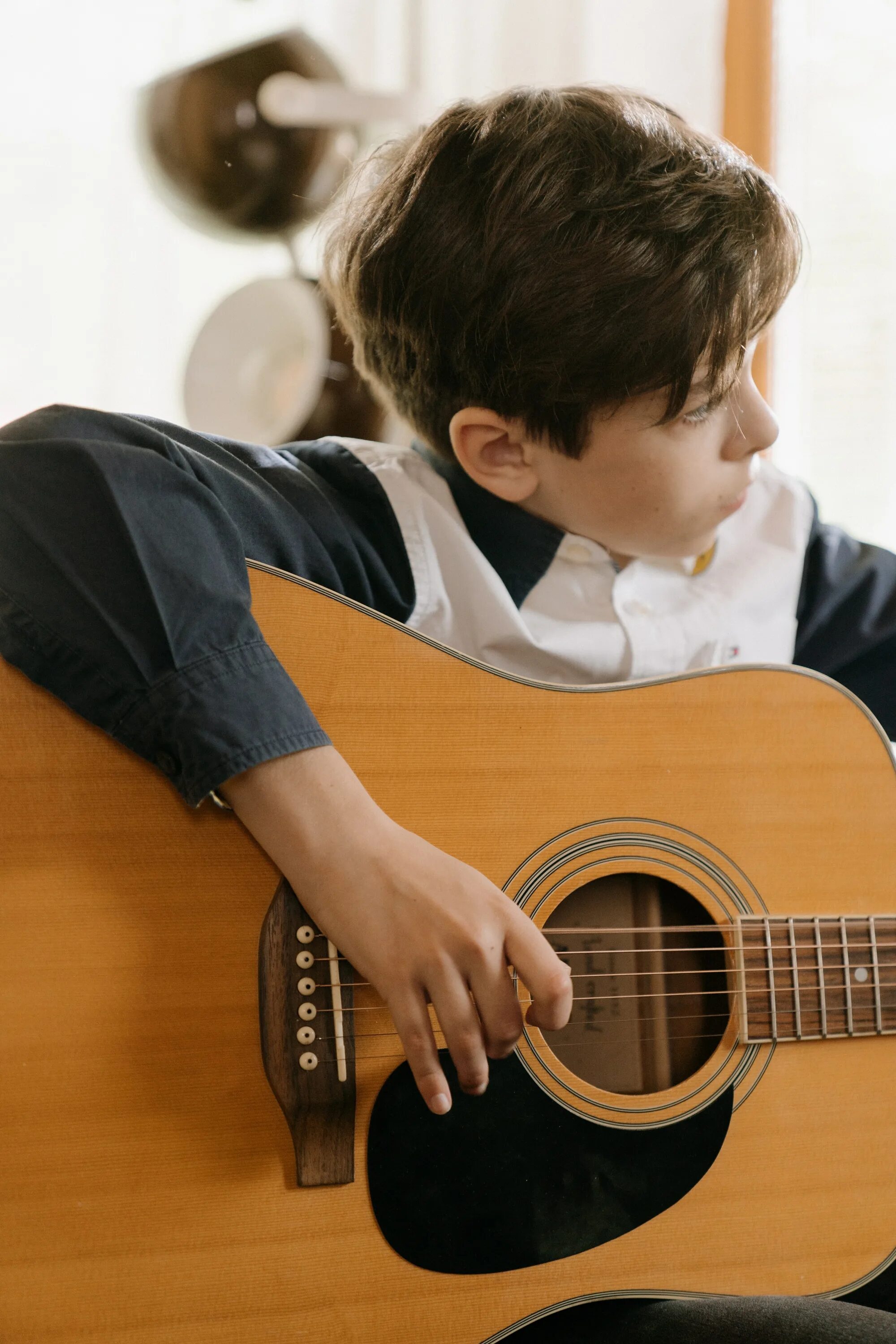 Уроки гитары москва. Уроки гитары. Мальчик играющий на гитаре. Школьник с гитарой. Занятия на гитаре.