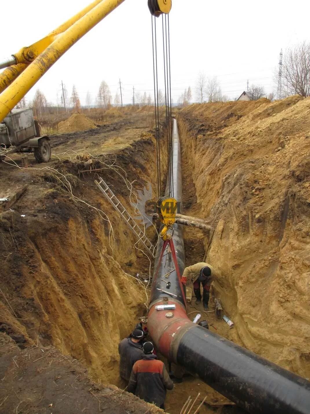 Прокладка трубопровода. Укладка трубопровода в траншею. Траншея для газопровода. Укладка газопровода в траншею.