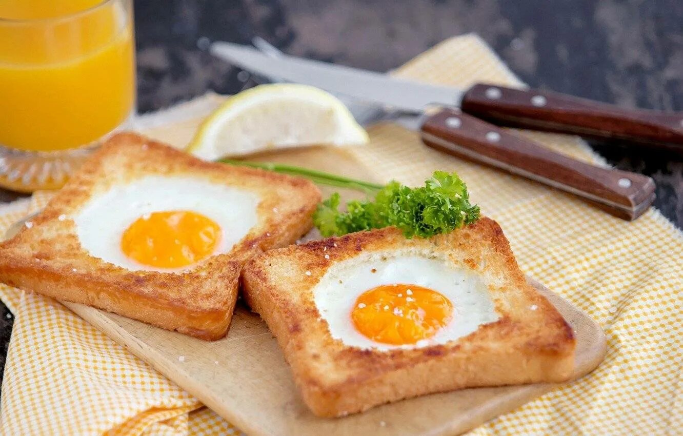 Рецепт белого хлеба с яйцом. Яичница в хлебе. Бутерброд с яйцом. Яйцо в тостовом хлебе. Завтрак с яйцом и хлебом.