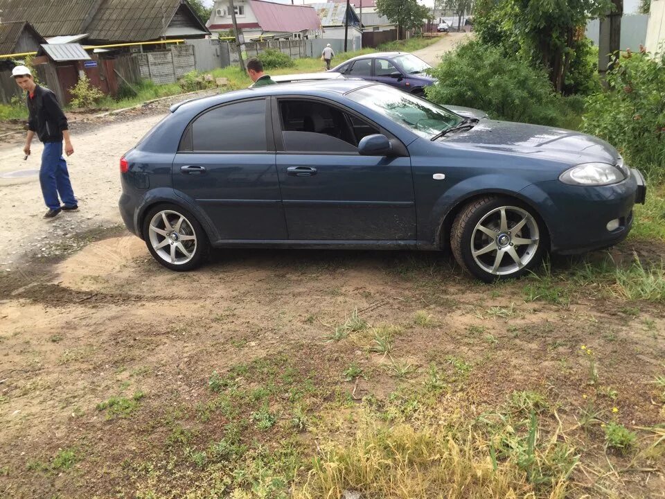 Лачетти хэтчбек колеса. Chevrolet Lacetti хэтчбек на 17 дисках. Шевроле Лачетти хэтчбек на р17. Шевроле Лачетти r17. Лачетти хэтчбек r17.