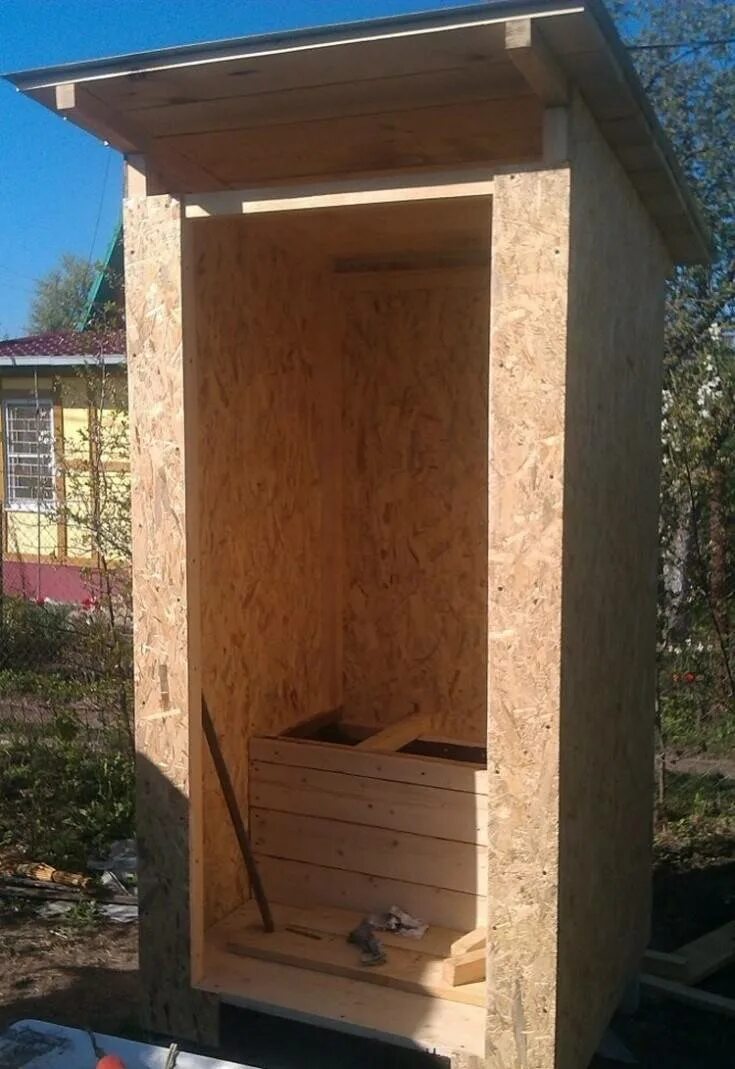 Как построить уличный туалет своими руками. Туалет Теремок из ОСП. Туалет дачный. Постройка туалета на даче. Постройка деревянного туалета.