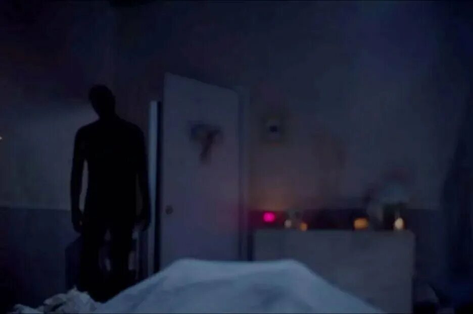 Тусклое солнце. Свет в тумане. Окно ночью. Голубой вечер. Тусклое солнце.