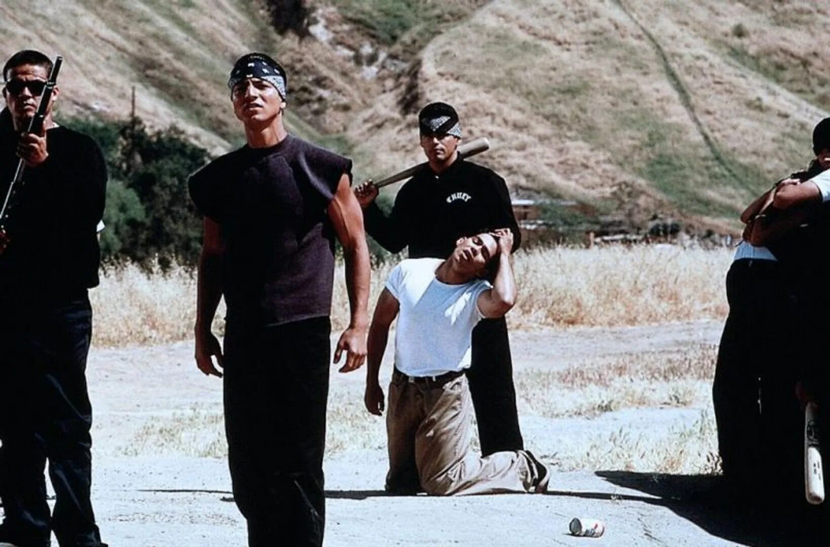 Кровь за кровь фильм 1991. Постер фильма с кровью. Blood in blood out. Бенджамин брэтт за кровь платят кровью. Кровью заплатишь.