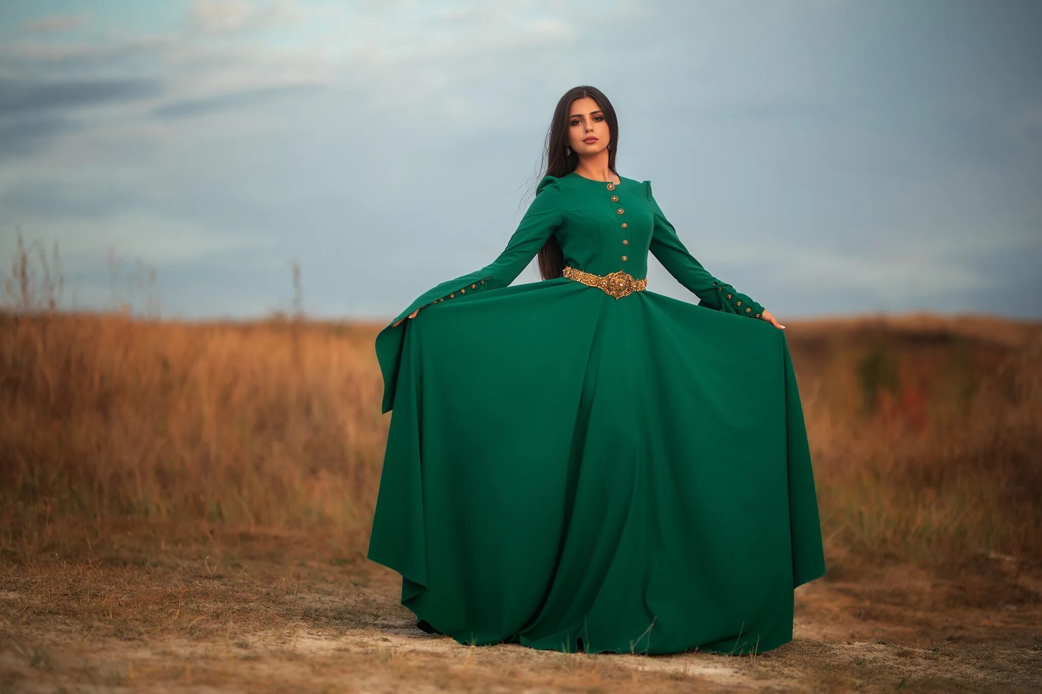красивые осенние платья. женственный стиль в одежде. скромная девушка. девушка в платье в пол. платье темно-зеленое.