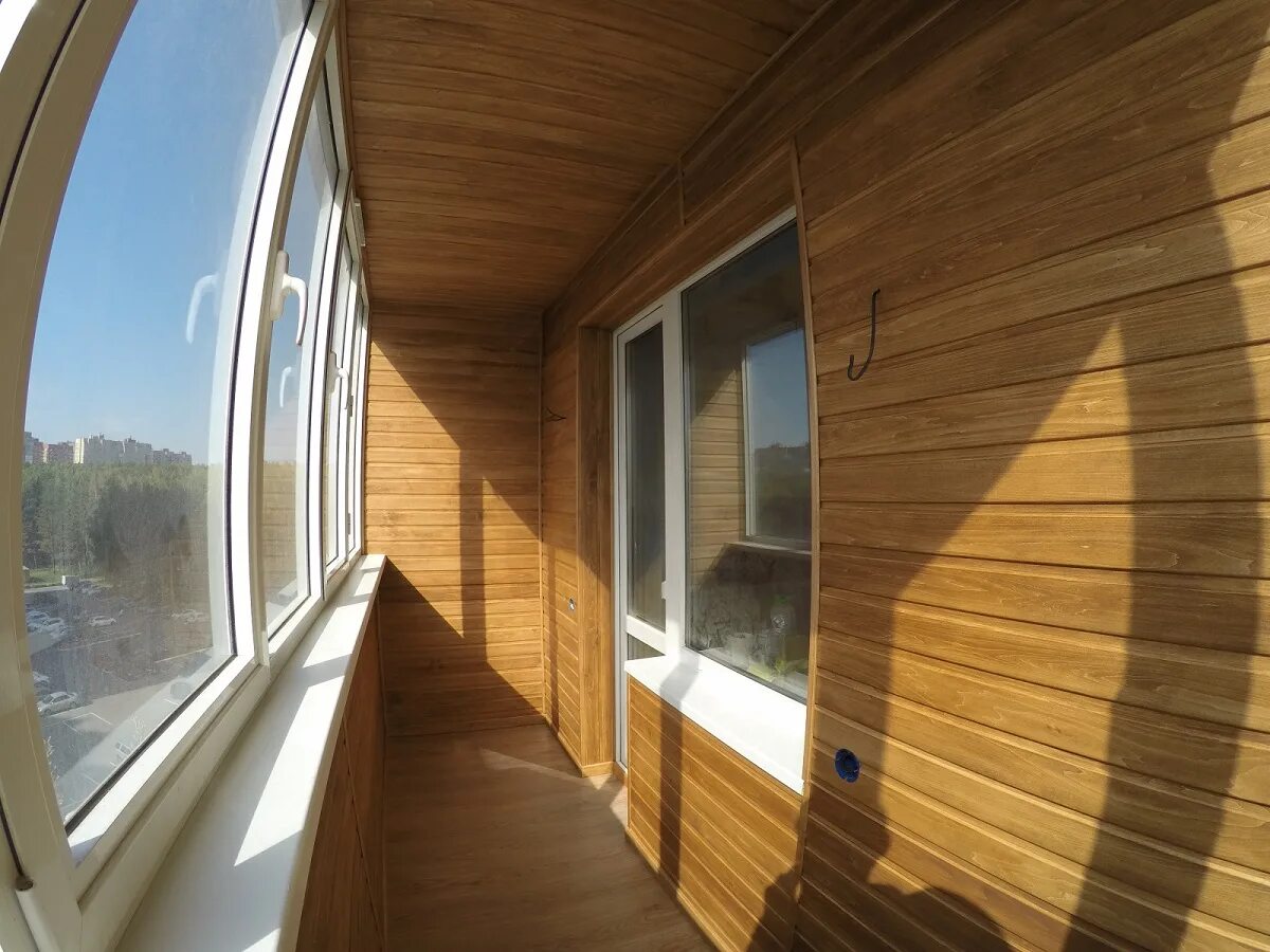 Балкон отделанный деревом. Балкон обшитый деревом. Обшивка балкона. Отделка лоджии. Отделка лоджии.