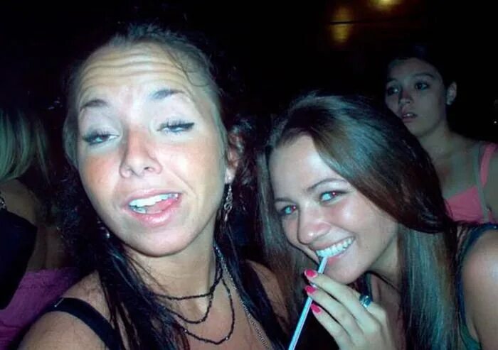 Лицо пьяной девушки. Лицо пьяной девушки. Девушка с алкоголем. Пьющая девушка. Девушка пьет из горла.