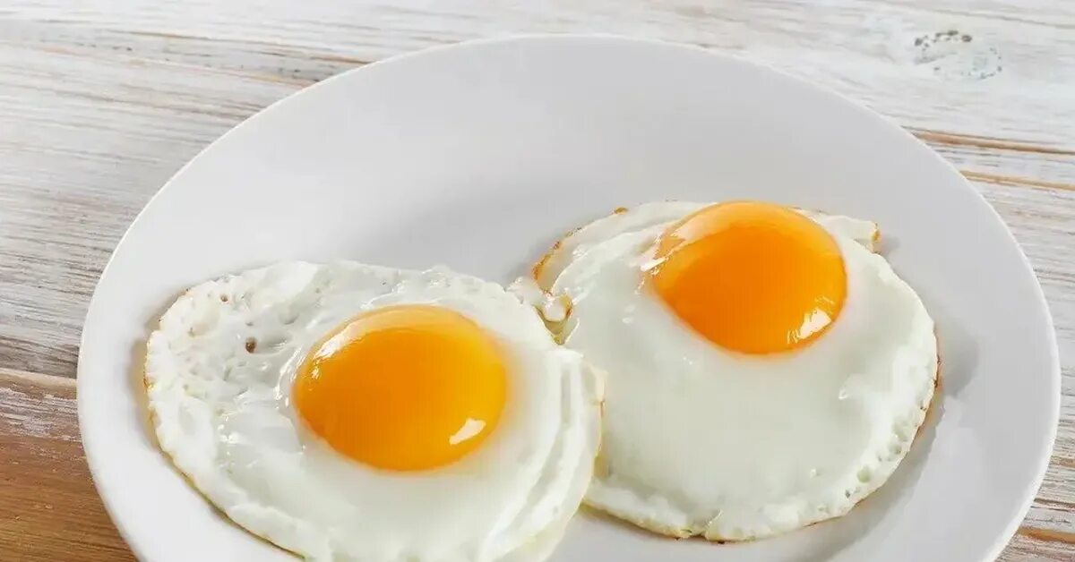 Яичница омлет глазунья. Жареные яйца. It шница. Завтрак из яичницы.
