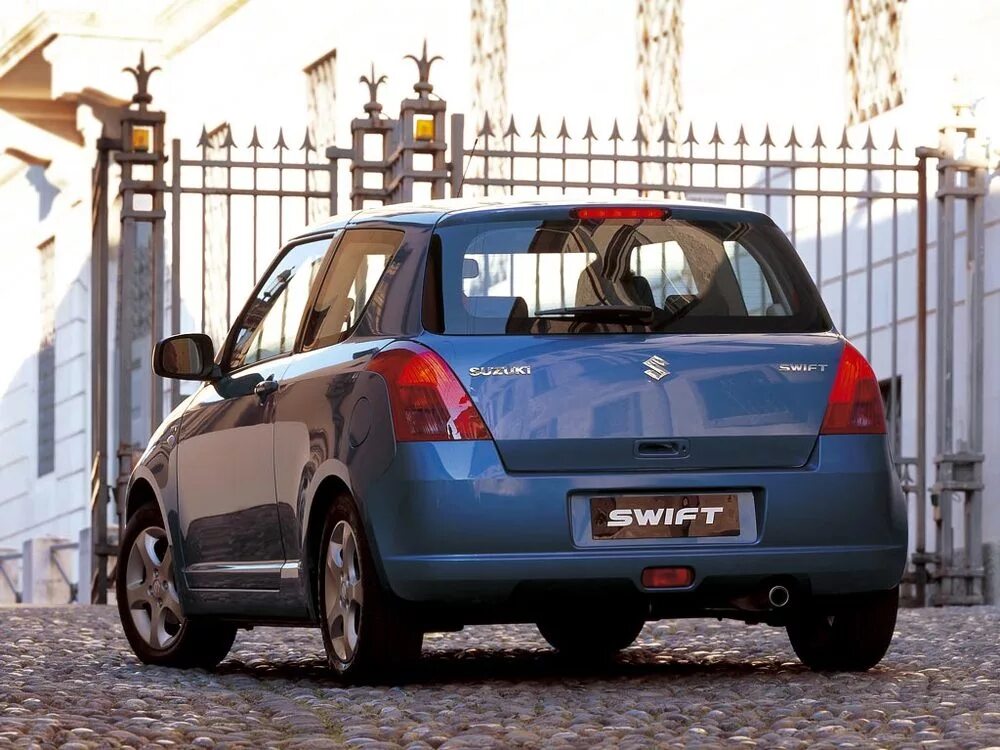 Сузуки свифт поколения. Suzuki Swift 2004. Судзуки Свифт 2005. Suzuki Swift (2005-2010). Сузуки Свифт 2005 3 поколение.