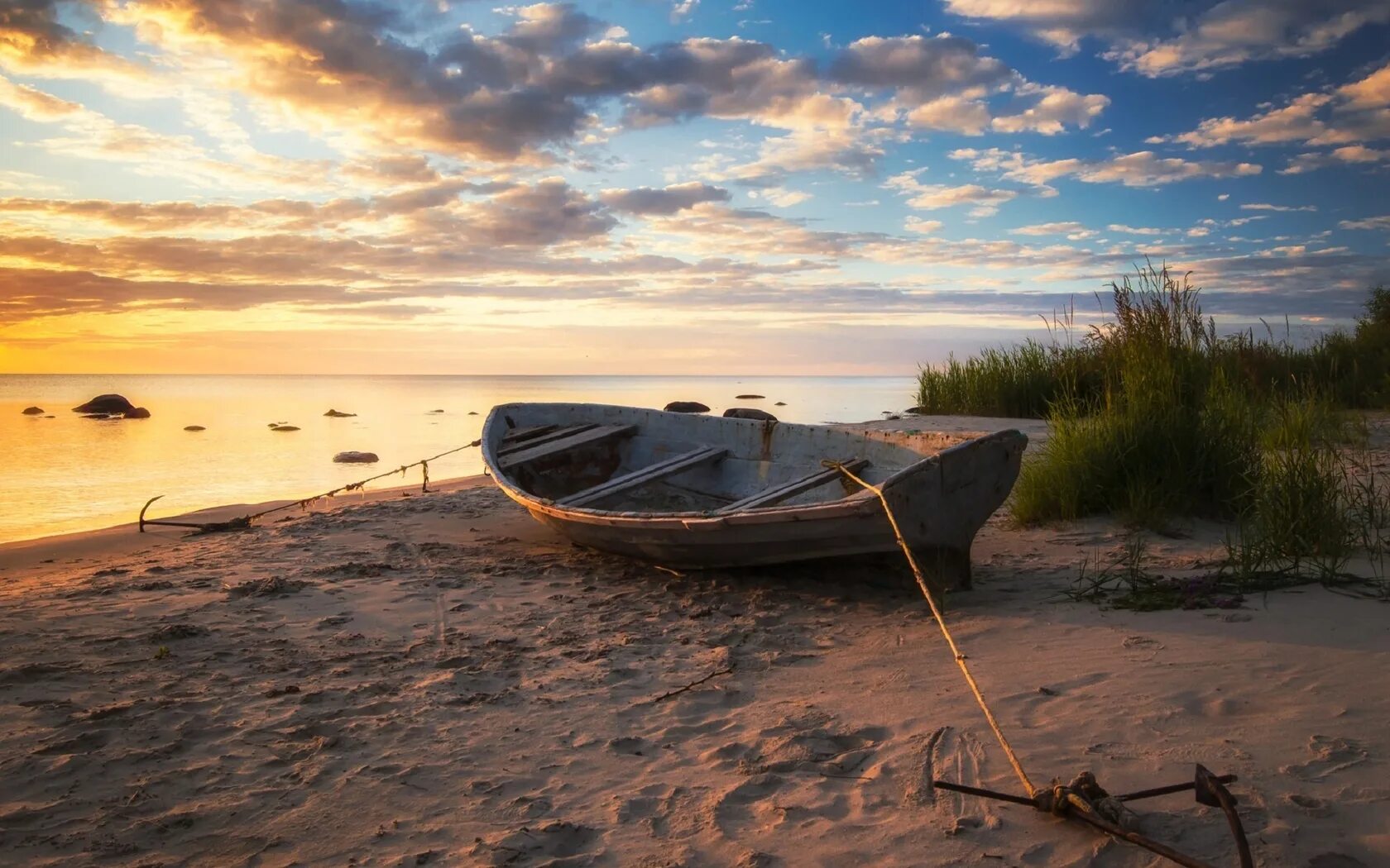 Рыбаки на берегу моря. Финский залив лодки. Финский залив катер. Рыбацкая лодка. Лодка на берегу.