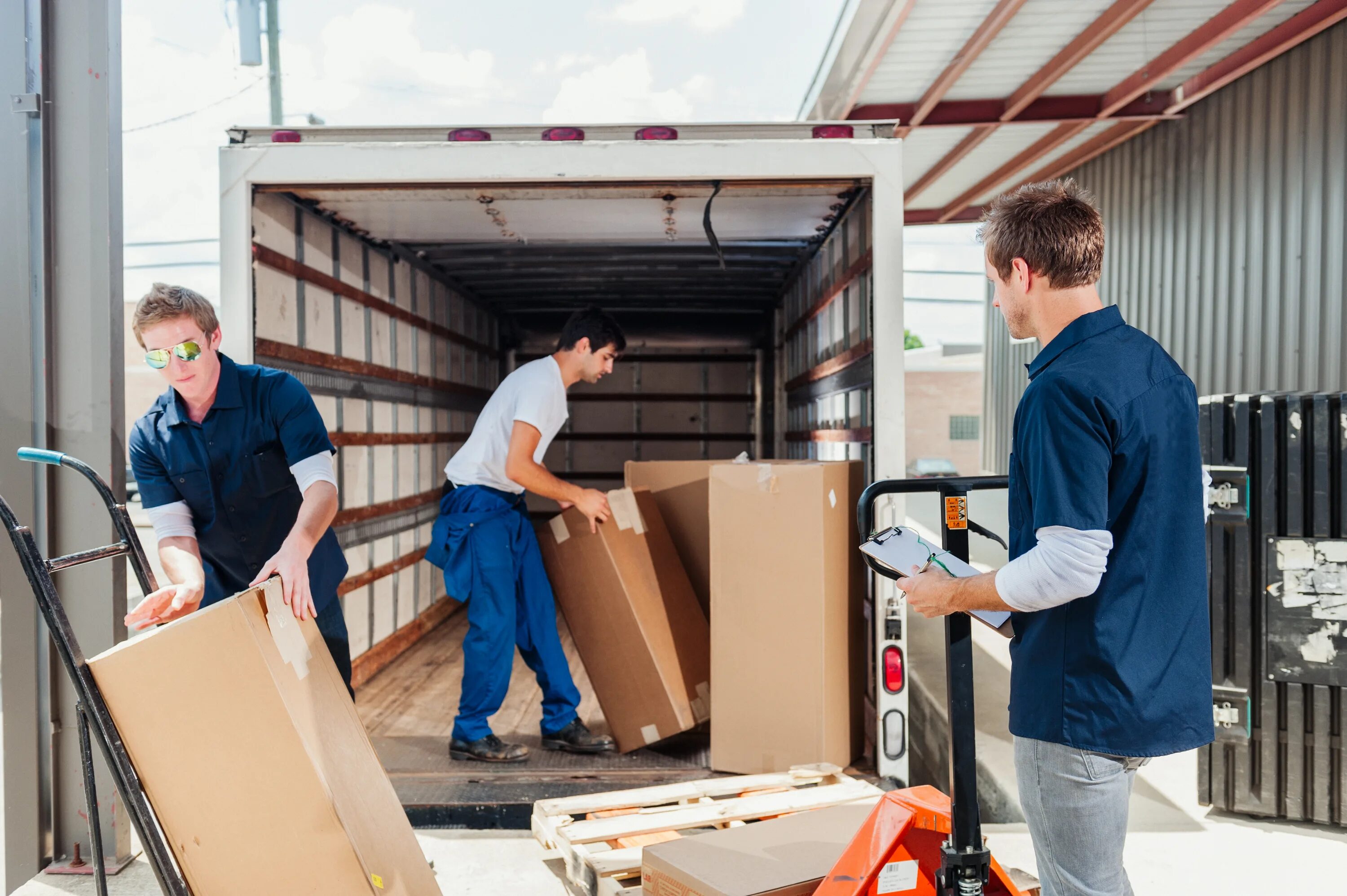 Workers load. Разгрузка товара на складе. Погрузка и разгрузка. Разгрузка, погрузка товара. Разгрузка стройматериалов.