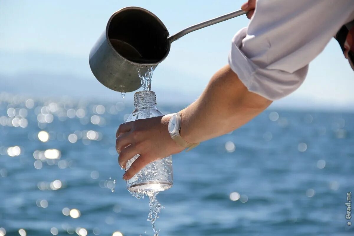 Качество воды. Питьевая вода из океана. Пробы воды. Пресная вода в море. Водоканал качество воды