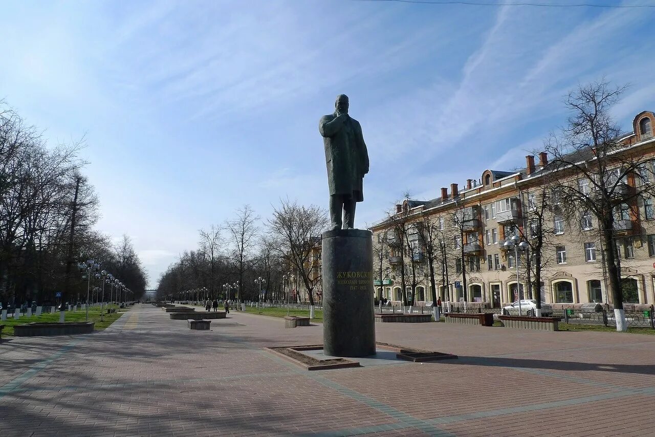 Мо г жуковский. Город Жуковский памятник Жуковскому. Площадь города Жуковский. Жуковский сквер Маяковского памятник. Площадь Ленина Жуковский.