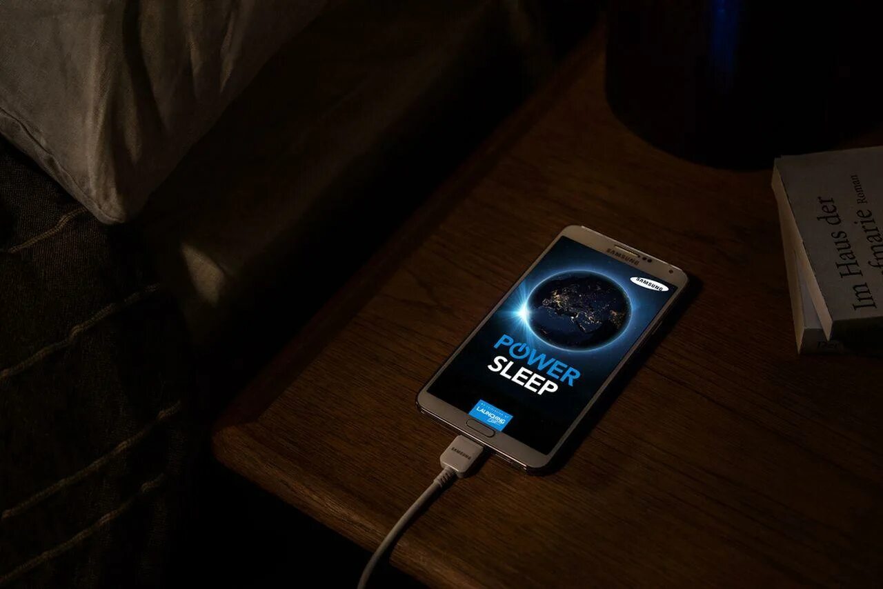 Можно ли ставить айфон на зарядку ночью. Samsung gr 3. Зарядка для телефона. Смартфон заряжается. Мобильник на зарядке.