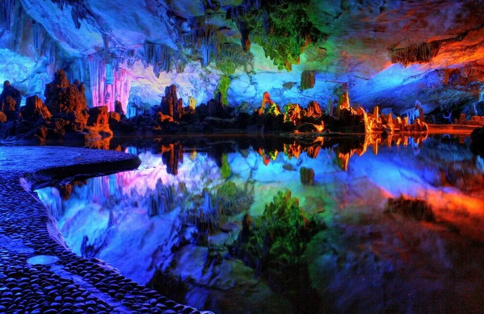 Неизведанные места. Пещера тростниковой флейты, ки. Пещера тростниковой флейты Гуйлинь. Пещера тростниковой флейты в Гуйлине, Китай. Пещера тросниково й флейты.