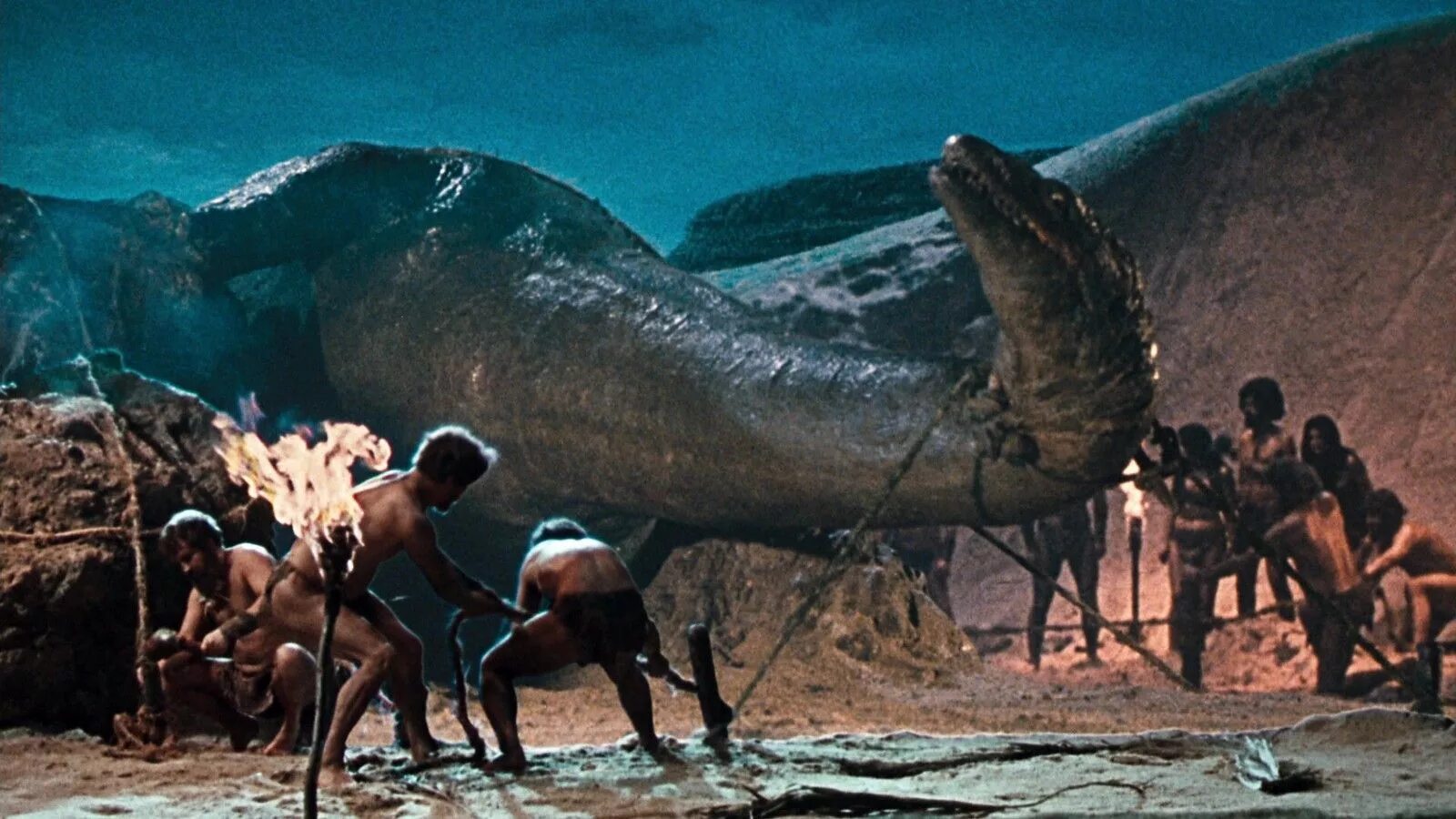 Океан с гулом ходил за стеной черными. Плезиозавр Кинг Конг.