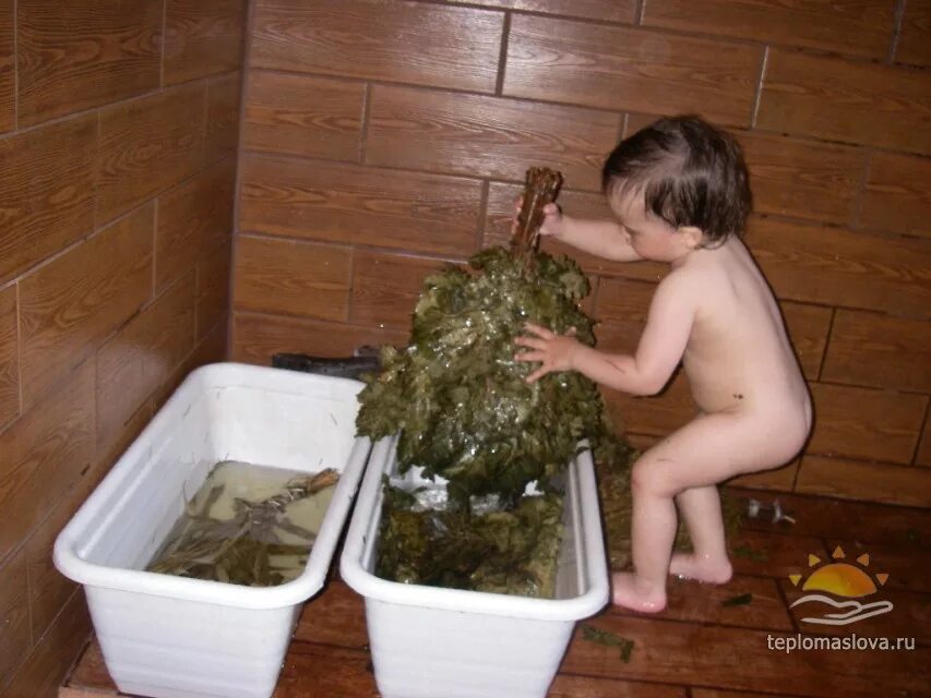 Можно ли мыться в бане после прививки. Дети парятся в бане. Малыш в парилке. Русская баня дети. Малыш в сауне.