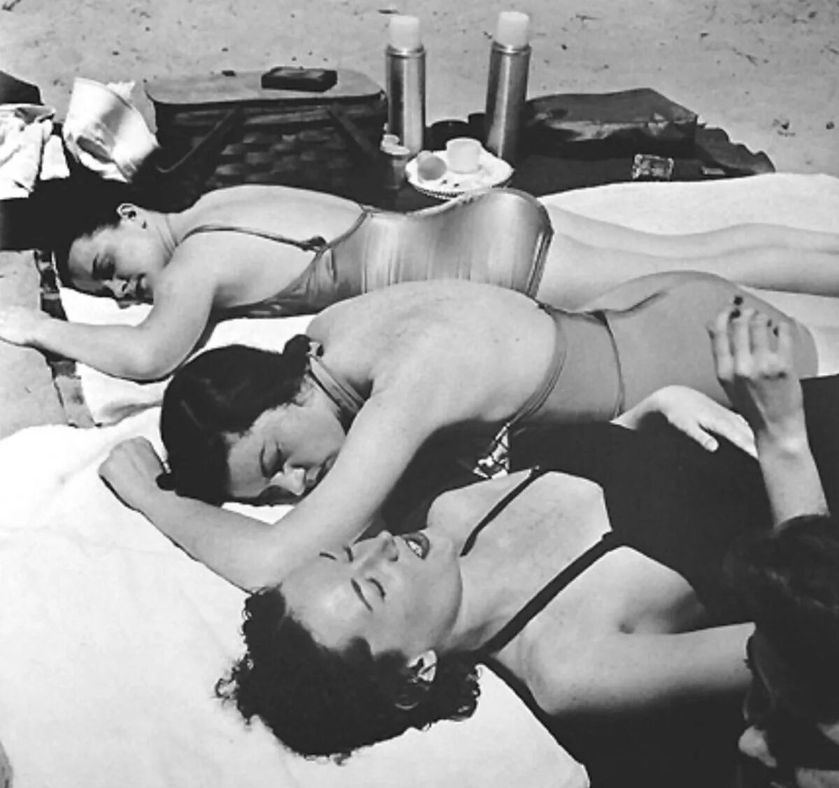 Девушки на пляже Нью. Жжм красиво. Кони Айленд США 1950. Подростки жжм.