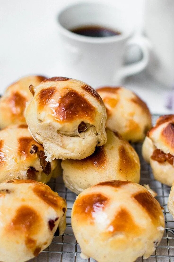 Sweet buns. Hot Cross buns булочки. Hot Cross buns рецепт. Hot Cross buns фото. Sweet bun.