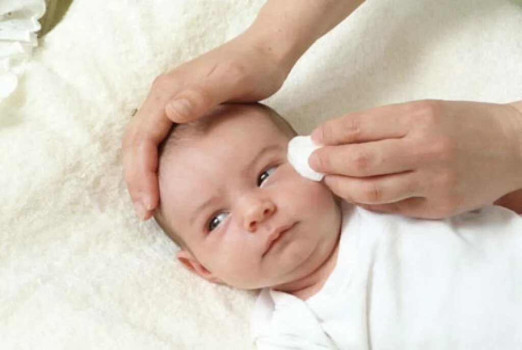 Промывание глаз новорожденному. Умывание глаз новорожденного. Туалет глаз новорожденного. Туалет новорожденного Гоаз.