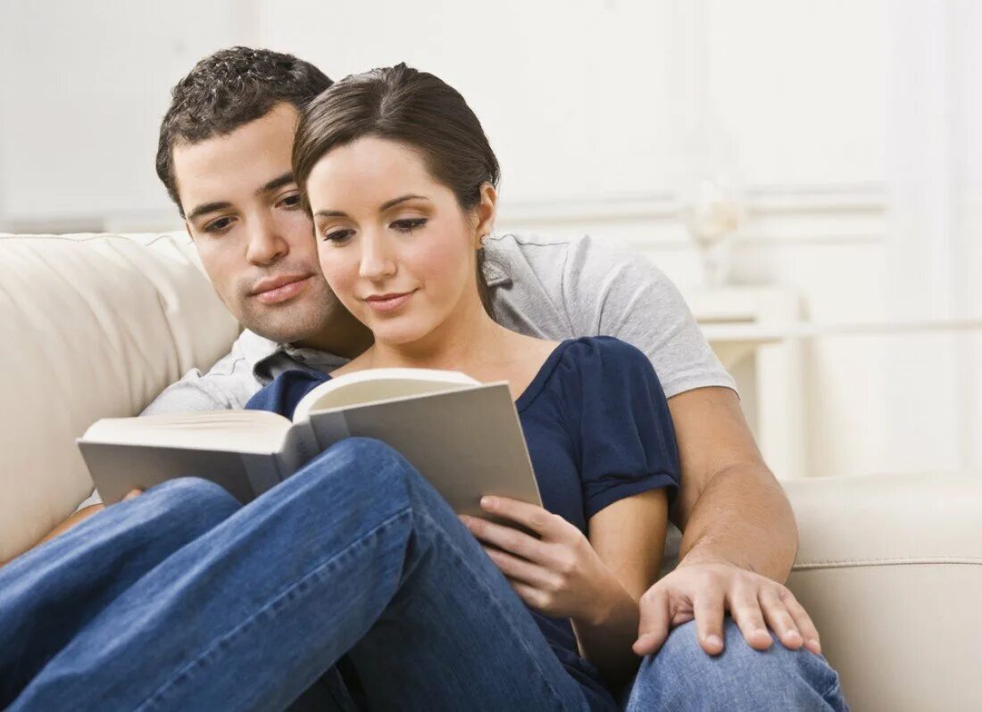 Молодые супруги. Мужчина и женщина вместе. Влюбленные студенты. Парень и девушка читают книгу.