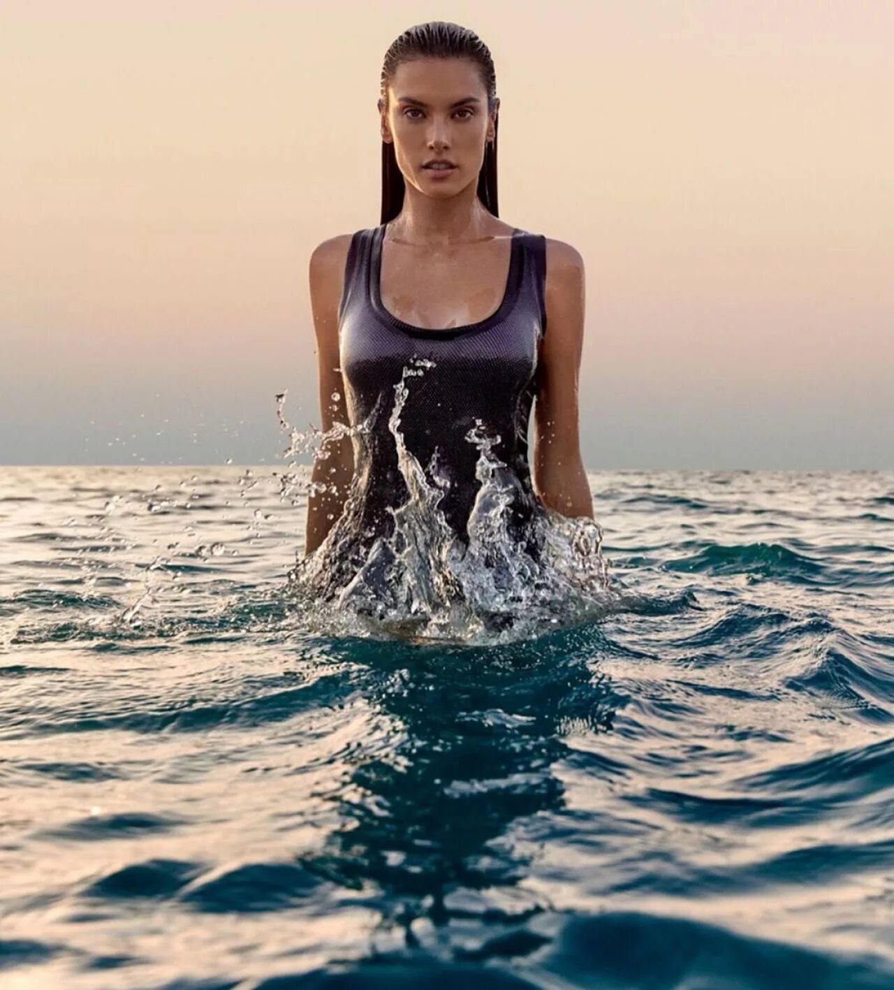 Выход девочки. Алессандра амбросио harper. yulia gorbachenko. фотосессия в воде. девушка выходит из воды.