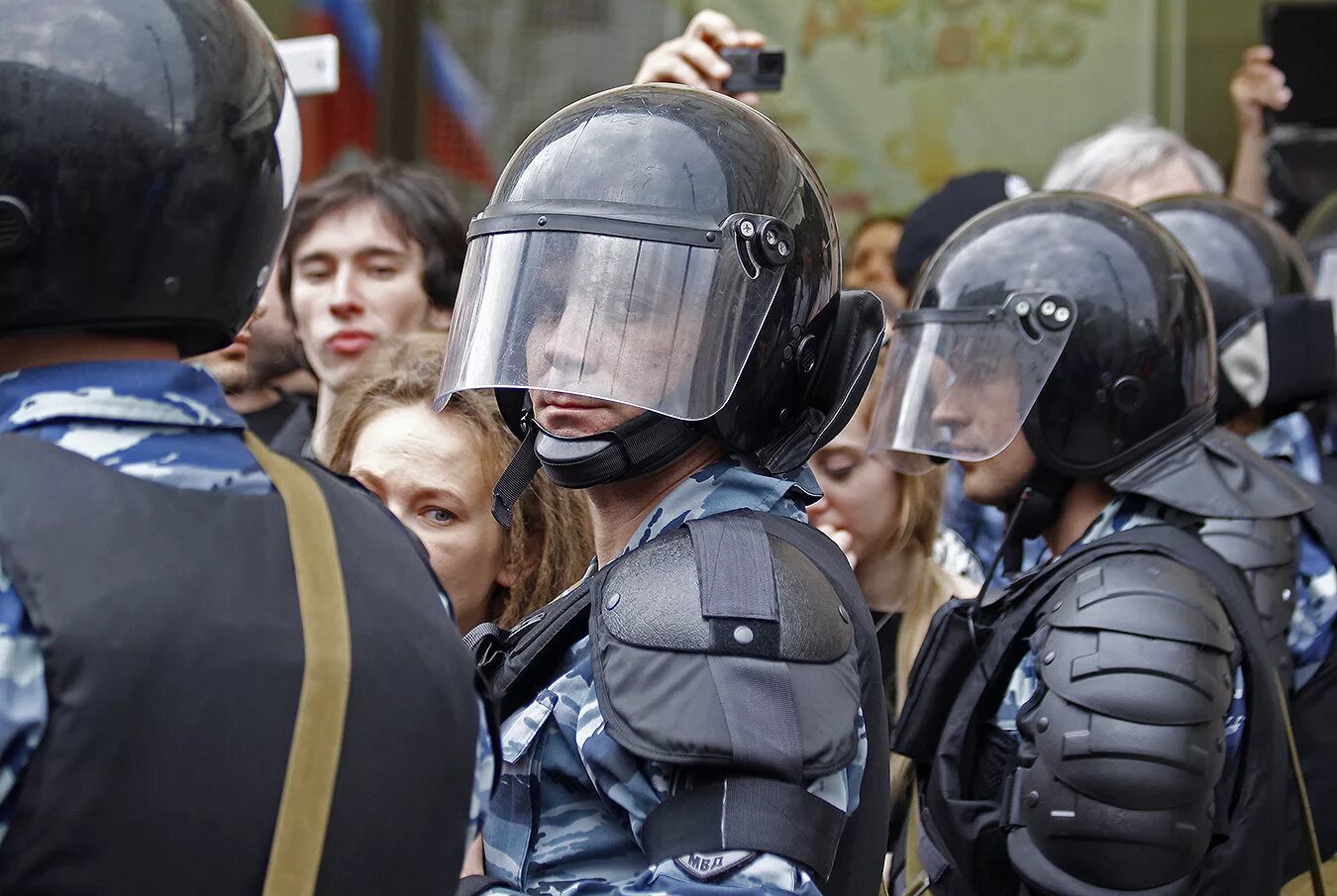 Шлем омон. Шлем омоновца. Шлем для митинга. Экипировка ОМОНА на митингах.