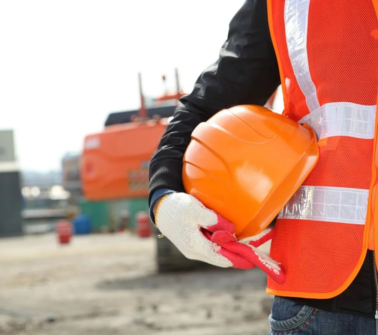 Occupational safety and health. Безопасность на стройке. Охрана труда. Безопасность на тройке. Рабочий в перчатках.