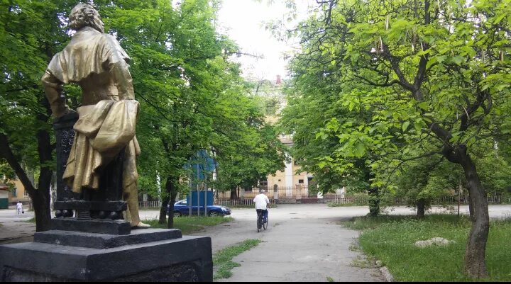 Желтые воды днепропетровской. Желтые воды памятник Богдану Хмельницкому. Город жёлтые воды Днепропетровской области. Памятник на бульваре Хмельницкого в Мариуполе.