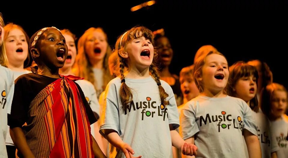 Sing with them. Kids singing. Пение хор мюзикл для детей. Singing Competition. Фото как дети поют рэп.