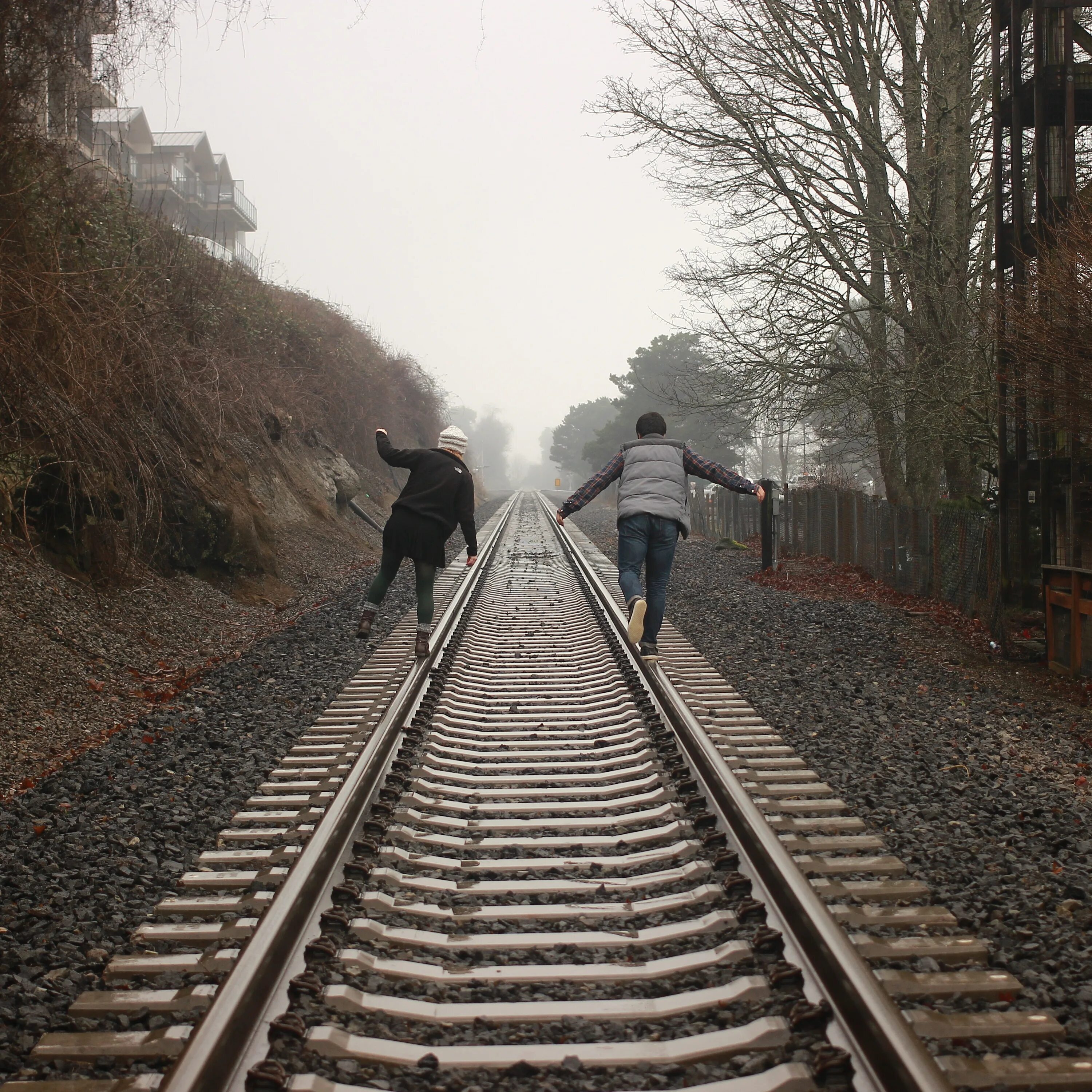 Железнодорожные пути. Человек на железной дороге. Runaway walk