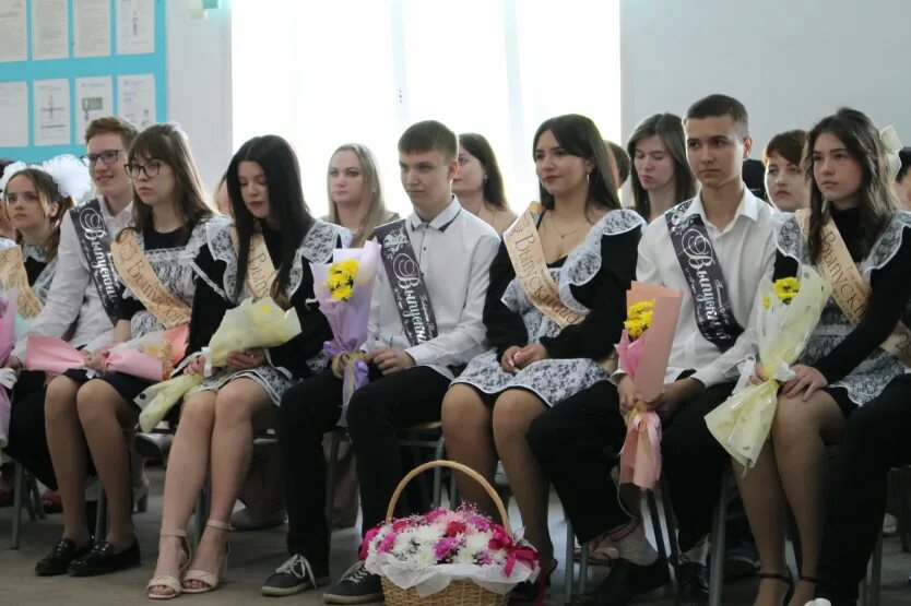 Выступление 9 класса на последнем звонке. Школа 192 Новосибирск. Фотосессия выпускников школы. Фотосессия выпускников в городе. Фото последний школьный день.