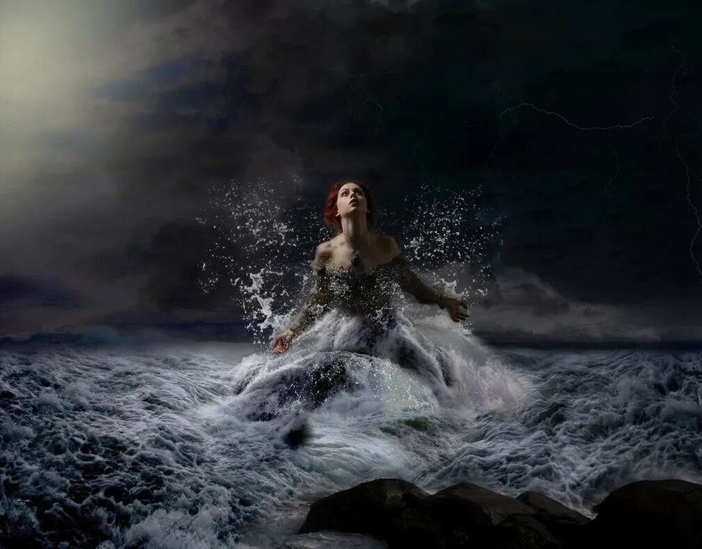 Девушка выходит из воды. Богиня моря. Ведьма воды. Девушка над водой.