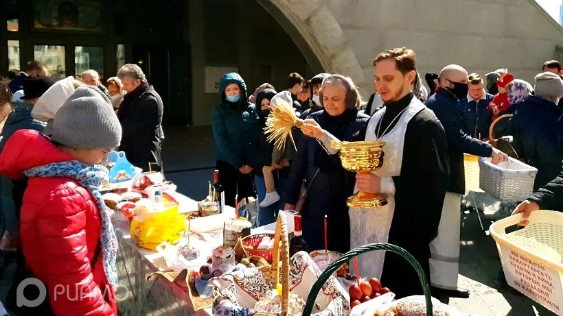 До скольки светят куличи. Освящение куличей на пасху. светят куличи. освящение куличей и яиц на пасху. освящение куличей и пасок.