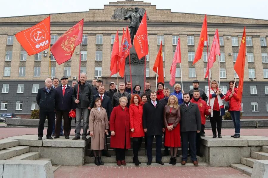 21 апреля день рождения ленина. Коммунист орёл. Коммунисты представители. День рождения Ленина. 22 Апреля день рождения Ленина.