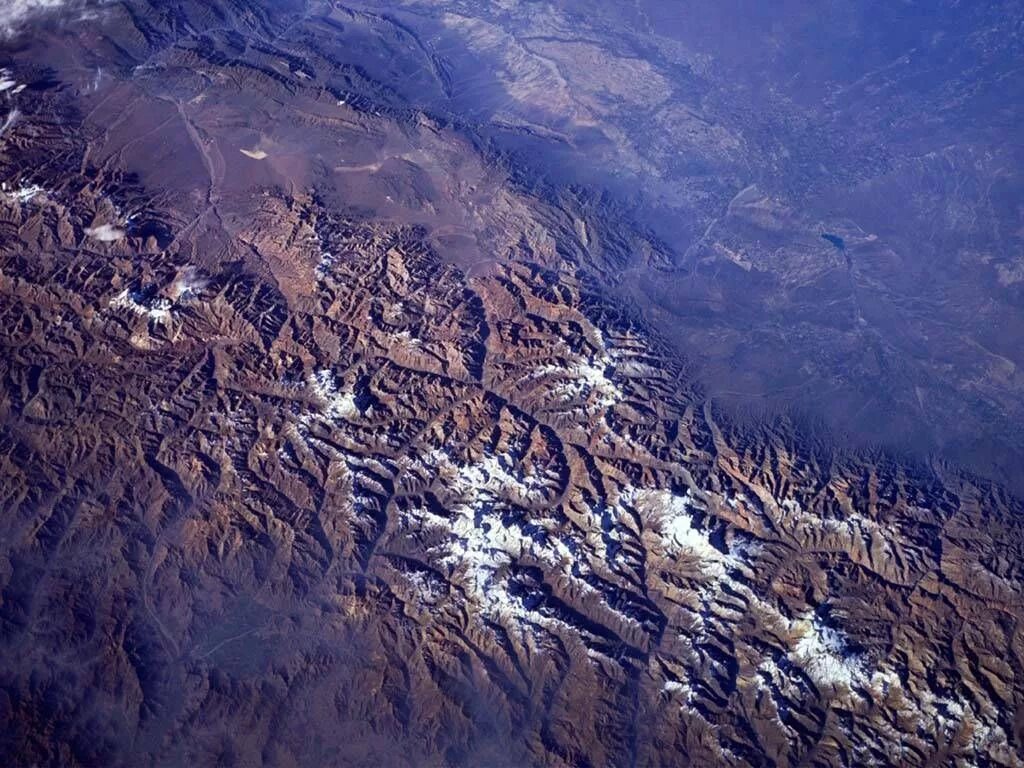 1 горная система земли. Гималаи Эверест из космоса. Гималаи космический снимок рельеф. Гималаи вид из космоса. Кавказский хребет космоснимок.