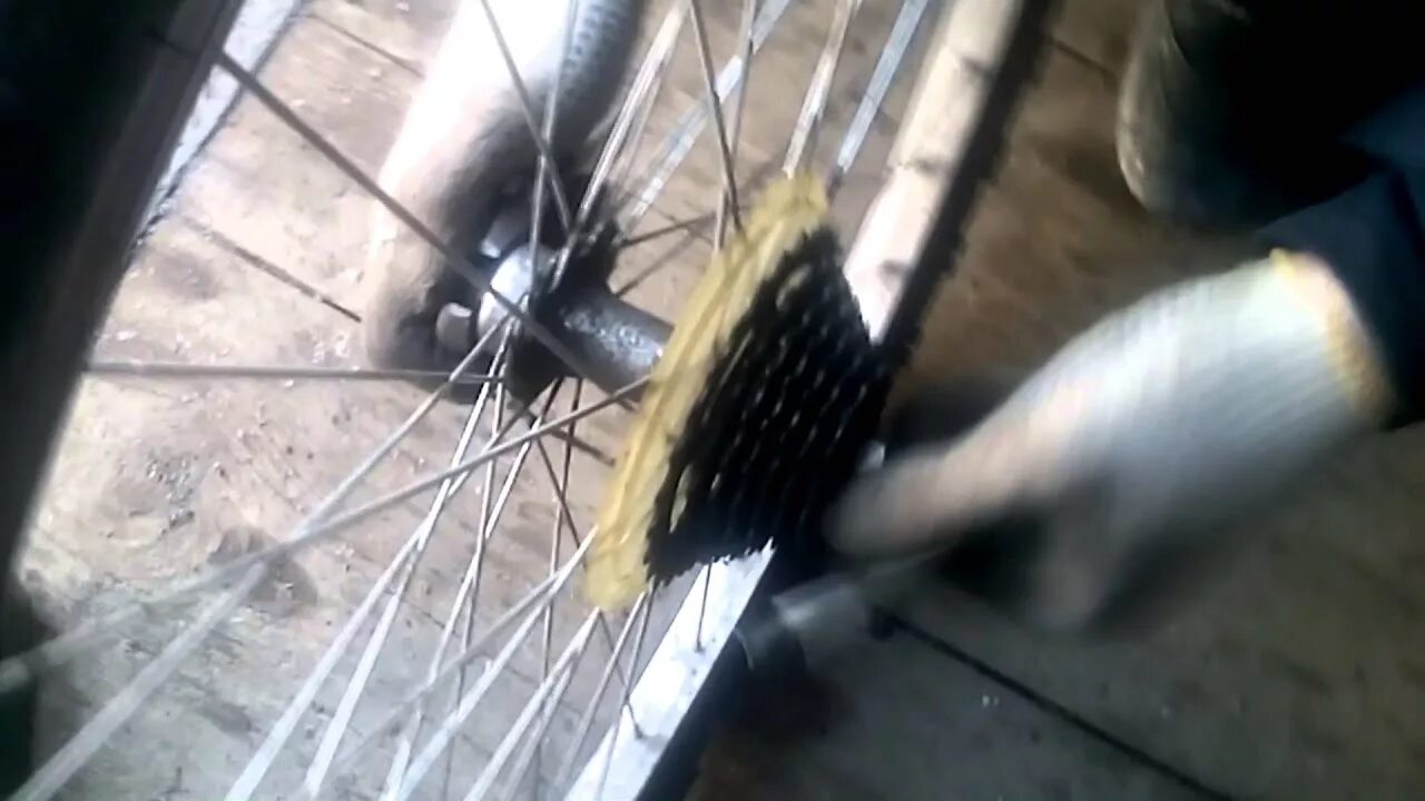 Люфт заднего колеса велосипеда. Велосипед задний колесо люфт в ступице. Шатается заднее колесо на велосипеде. Болтается заднее колесо на велосипеде.