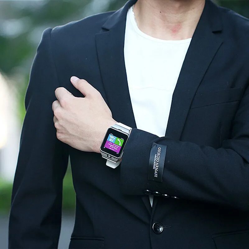 Dt no. Fitbit versa 2. Как правильно носить часы на руке смарт. Браслет на руку. Mi band 5 на женской руке.