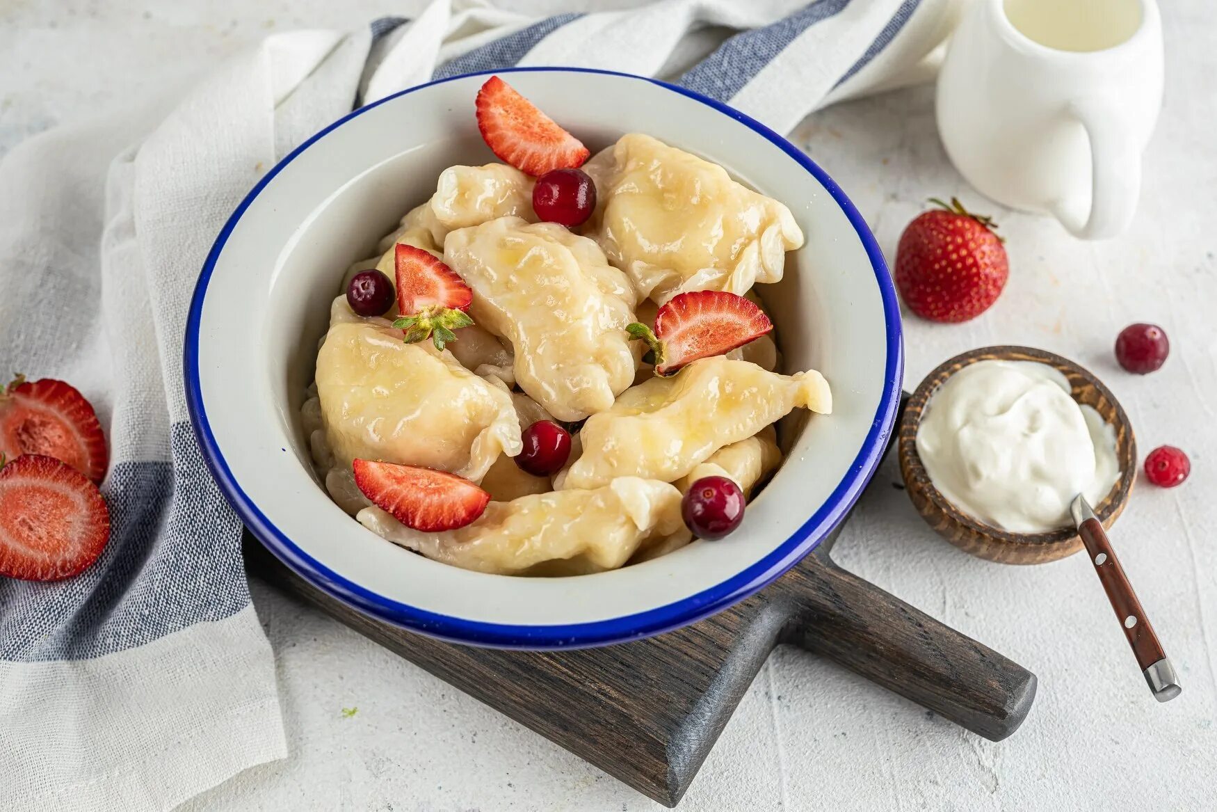 Вареники с клубникой. Вареники с малиной. Вареники с творогом и клубникой. Вареники сверху. Сон вареники