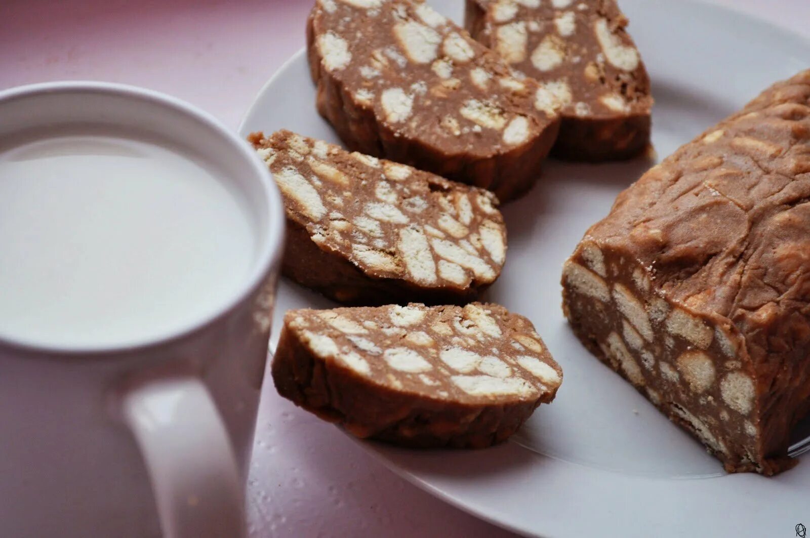 Колбаса из печенья и какао рецепт. Сладкая колбаска. Шоколадная колбаска. Сладкая шоколадная колбаса. Кондитерская сладкая колбаска.