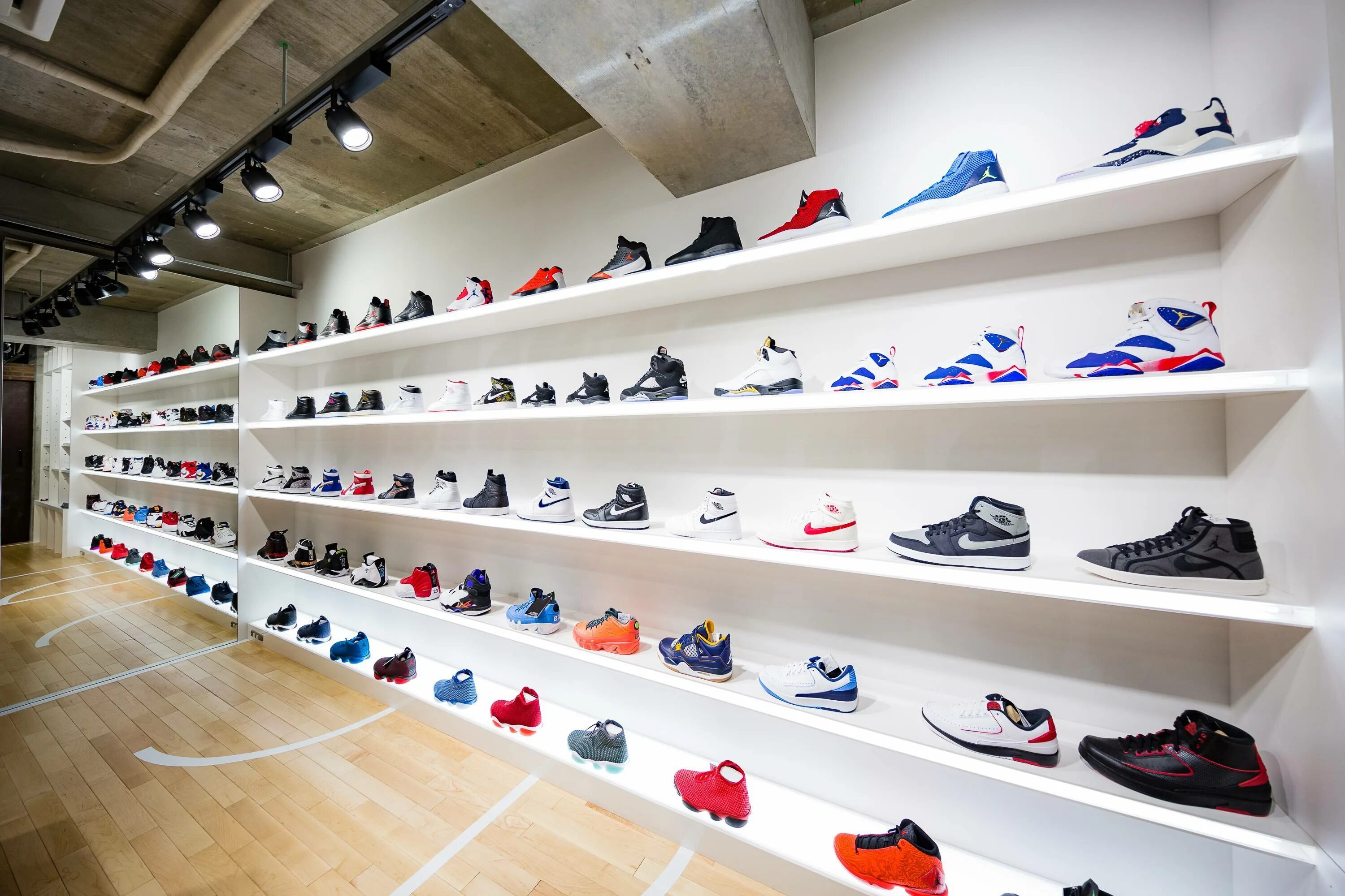 Nike Air Jordan Store. Nike Jordan Boutique. Сникеры Nike Boutique.. Магазин спортивной обуви. Магазин обуви найк