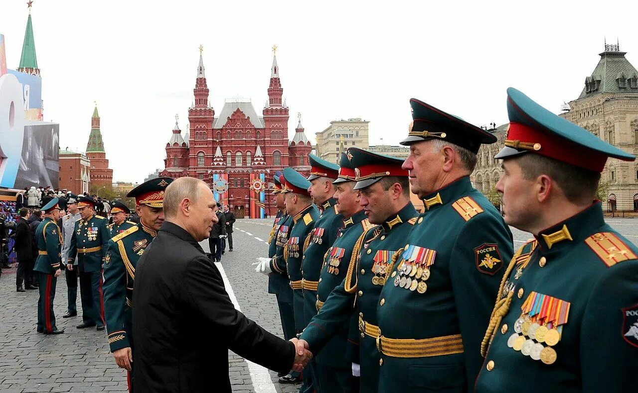 Москве офицеры. Офицеры на красной площади. Офицеры на параде. Парадная форма Российской армии. Военная форма для парада.