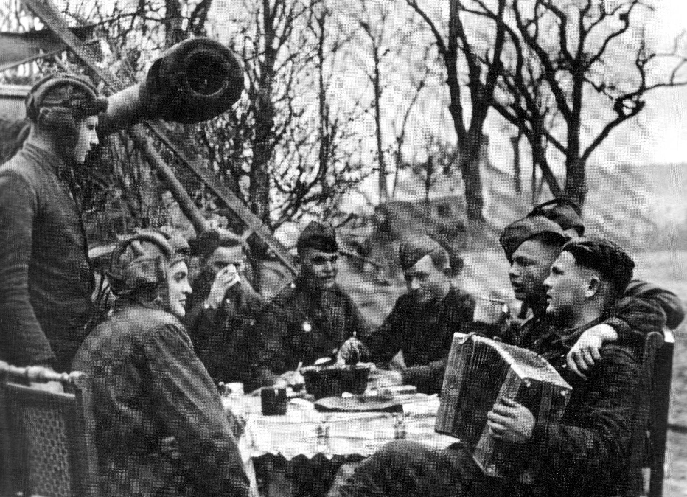 Традиции во время войны. Полевые кухни в Берлине 1945г. Годы Великой Отечественной войны 1941-1945. Советский солдат.