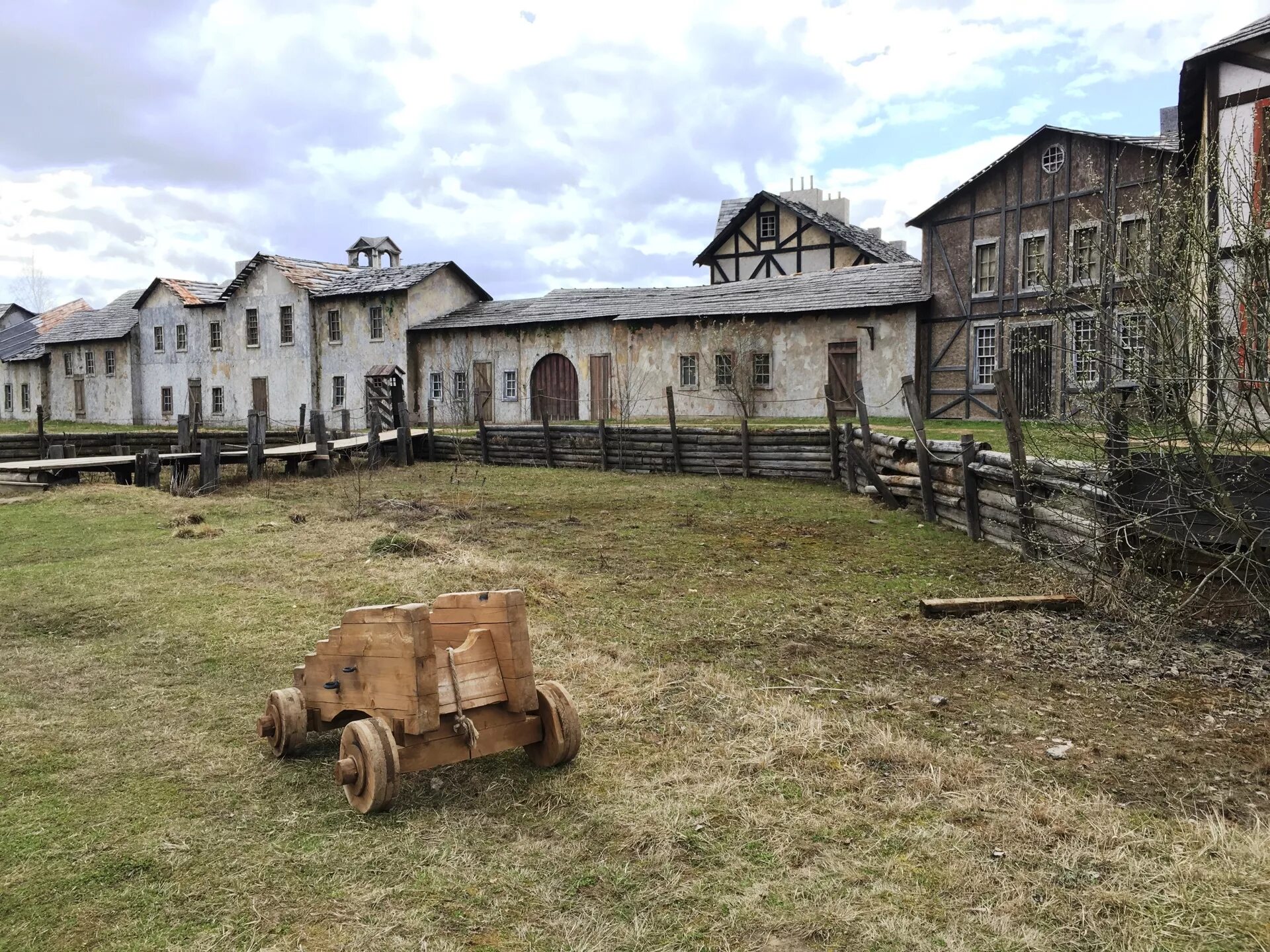 Пилигрим город. Фирсановка усадьба Середниково Киногород. Пилигрим Порто усадьба Середниково. Киногород Piligrim Porto в Середниково. Середниково город призрак.