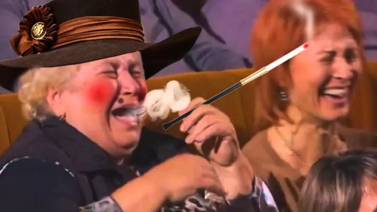 Кривое зеркало аншлаг. Девушка смеется. Кучерявая рожица. Позитивный человек. День смеха.