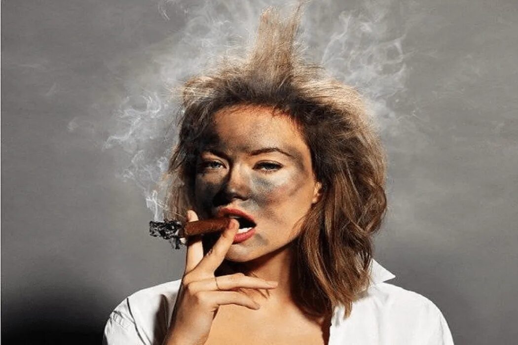 Запах сигарет во рту. Женщина с сигаретой. Курение женщин. Девушка курильщик. Женщина с сигарой.